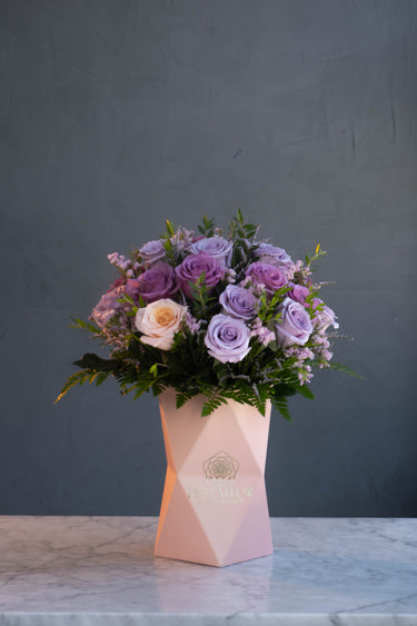 Vaso Origami con 24 Rosas Lilas y Tonos Crema - Diseño Vertical