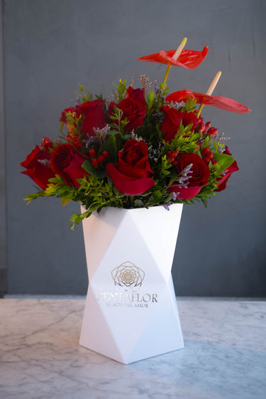 Vaso Origami con 18 Rosas Rojas y Anturios - Diseño Vertical