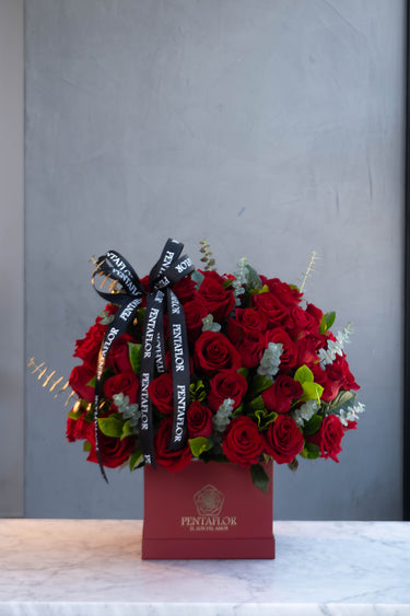 Box Premium de 50 Rosas Rojas y Eucalipto - Elegancia Imperial