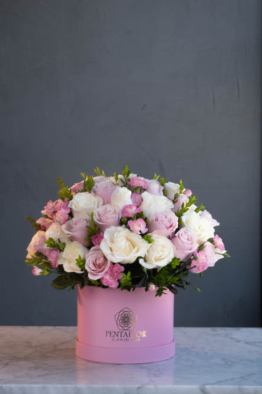 Box Premium con 50 Rosas Pastel y Mini Claveles - Dulce Elegancia