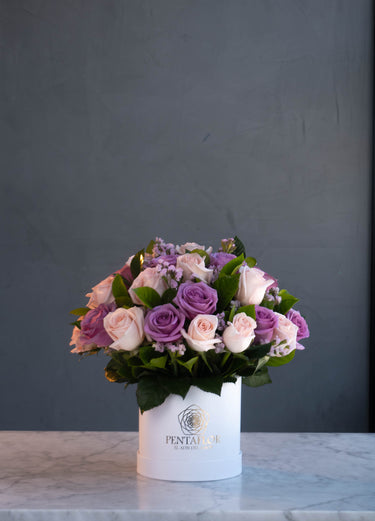 Caja Blanca de 36 Rosas Lilas y Crema  - Elegancia Suave
