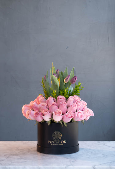 Box Premium de 36 Rosas Pastel y 10 Tulipanes Lilas