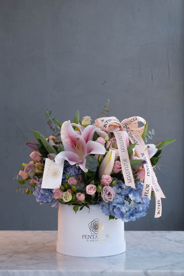 Box de Lujo con Lilium, Mini Rosas Pastel y Tulipanes