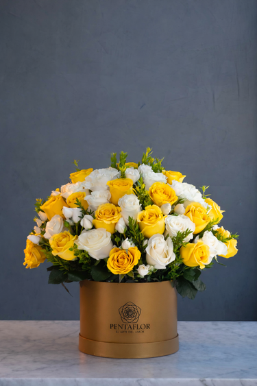 Box Premium con 50 Rosas Amarillas y Blancas - Energía y Pureza